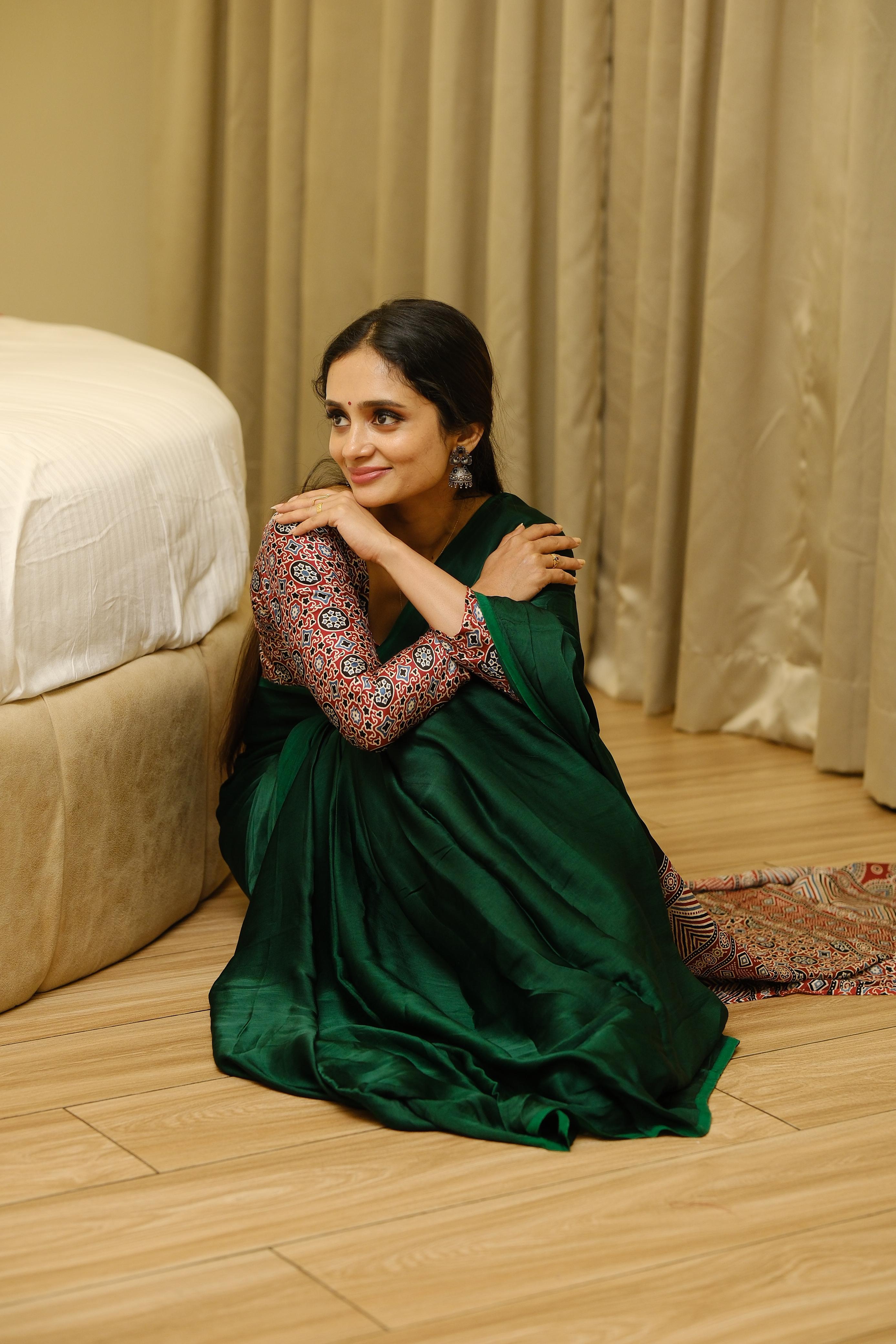 Women Emerald Green Elegant Saree with Designer Printed Border