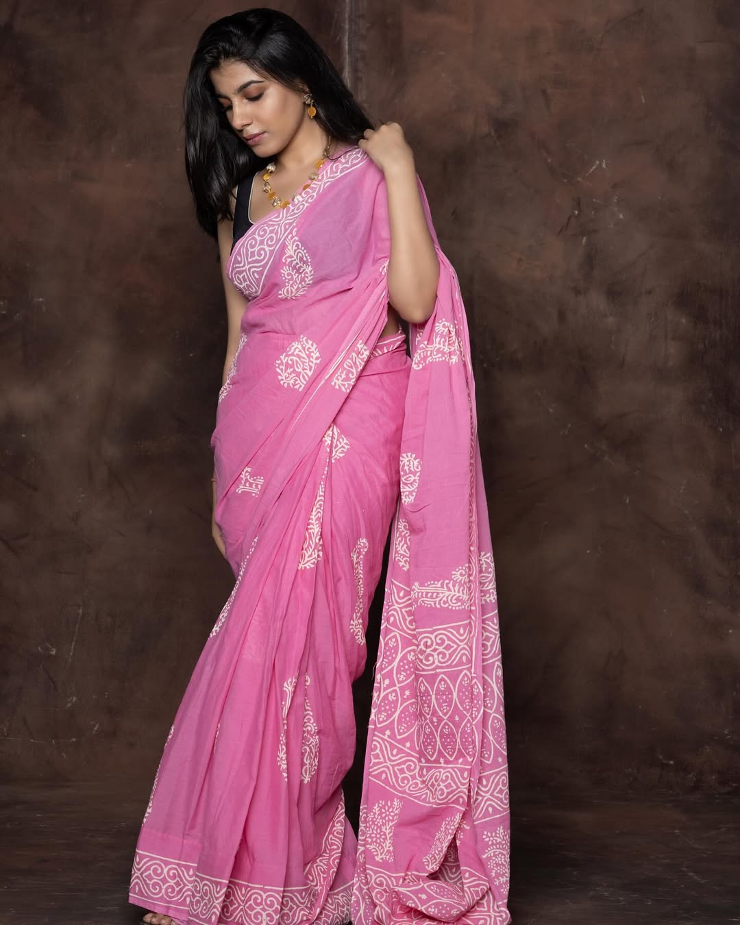 Baby Pink Traditional Saree with Elegant White Ethnic Print