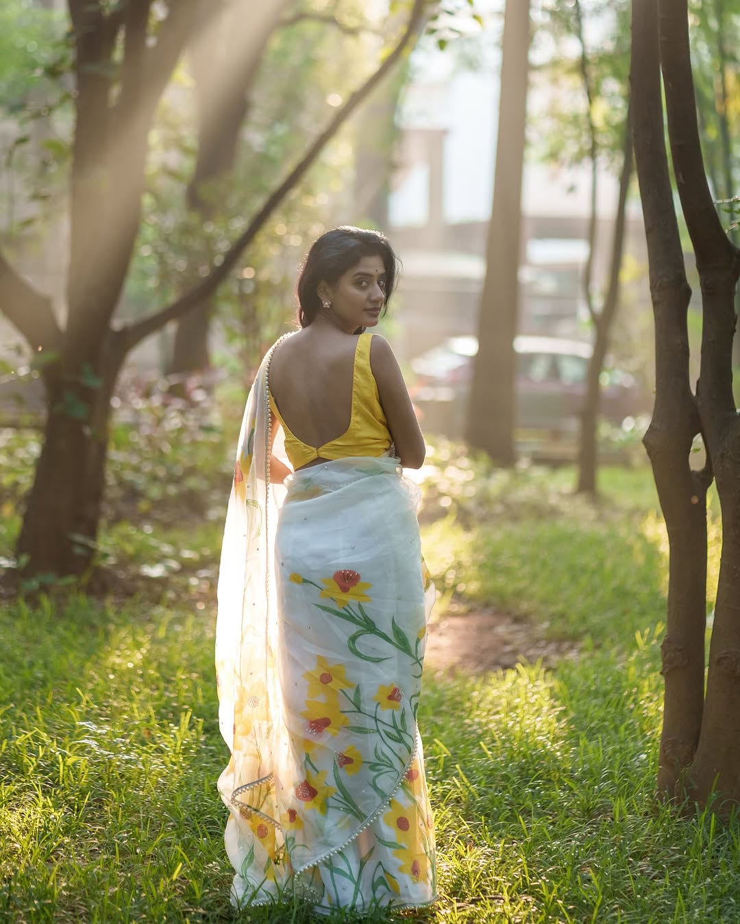 White Floral Printed Saree With Elegant Summer Ethnic Look