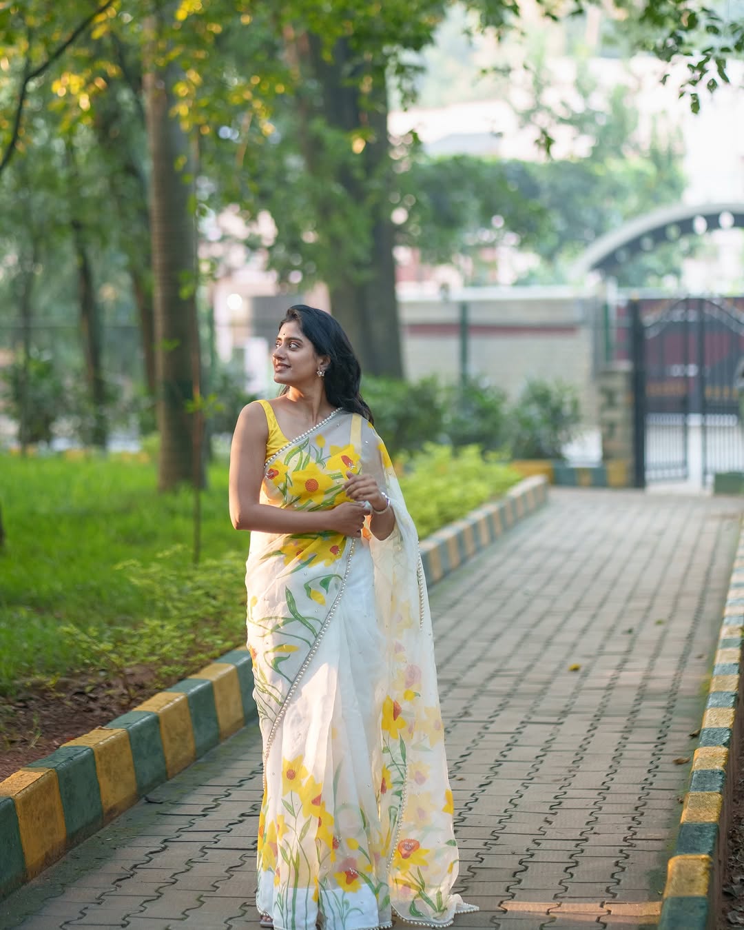 White Floral Printed Saree With Elegant Summer Ethnic Look