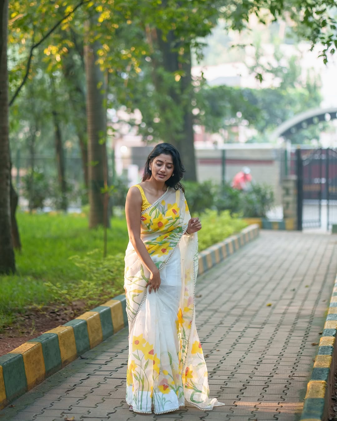 White Floral Printed Saree With Elegant Summer Ethnic Look