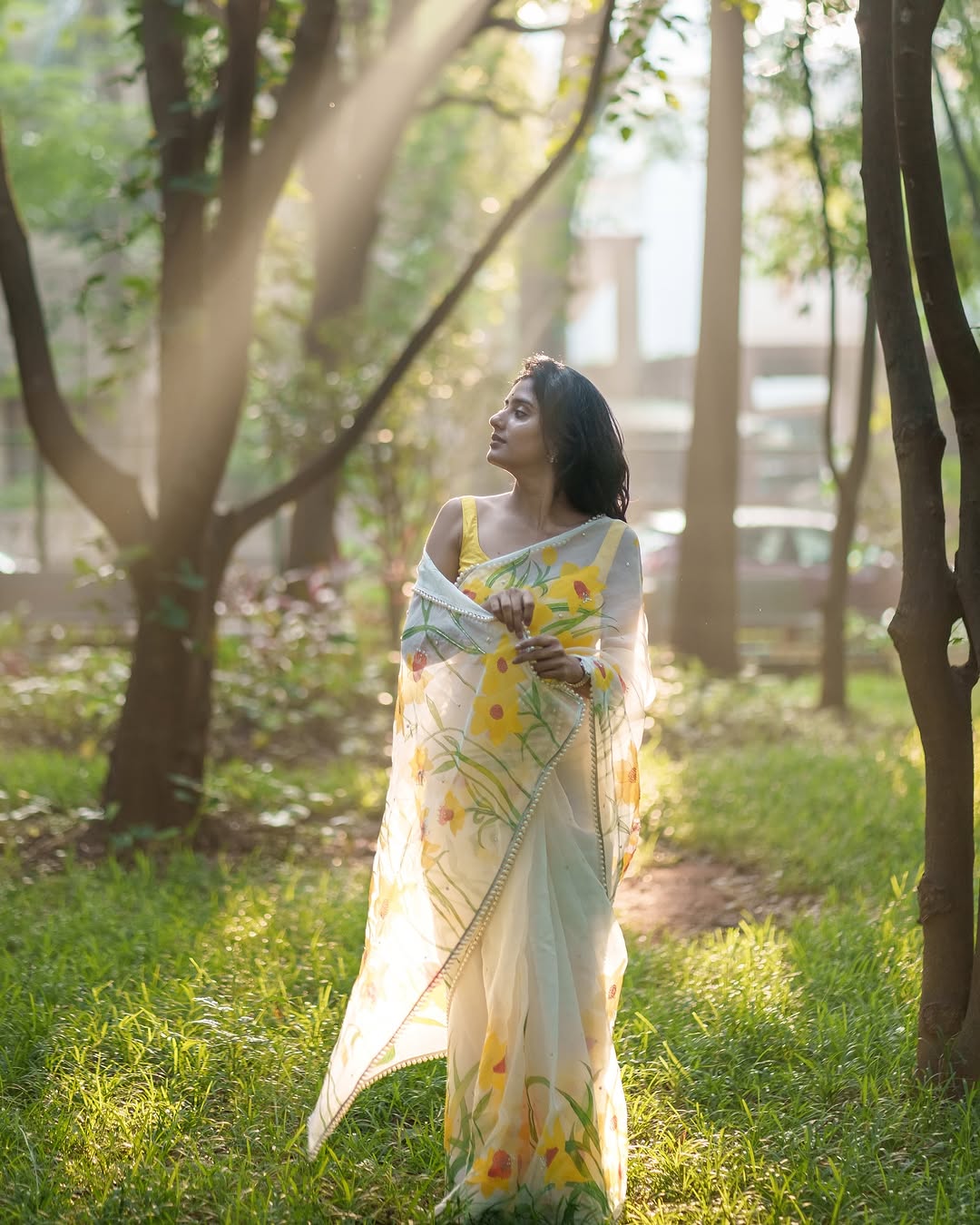 White Floral Printed Saree With Elegant Summer Ethnic Look