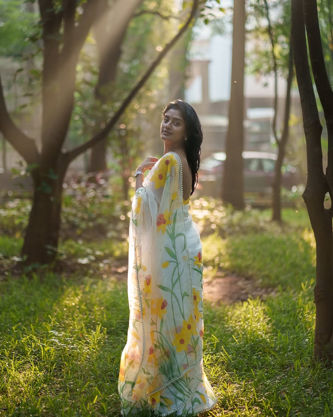 White Floral Printed Saree With Elegant Summer Ethnic Look