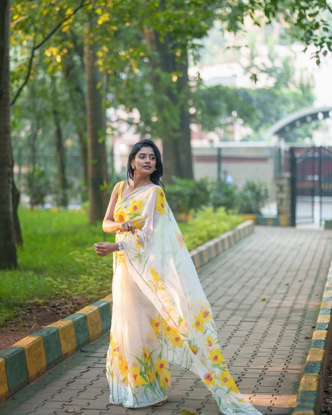 White Floral Printed Saree With Elegant Summer Ethnic Look