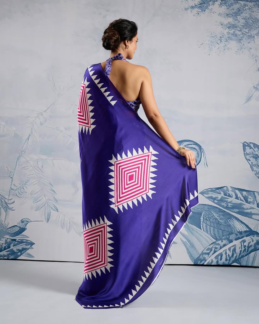 Women Royal Traditional Saree with Elegant Geometric Print
