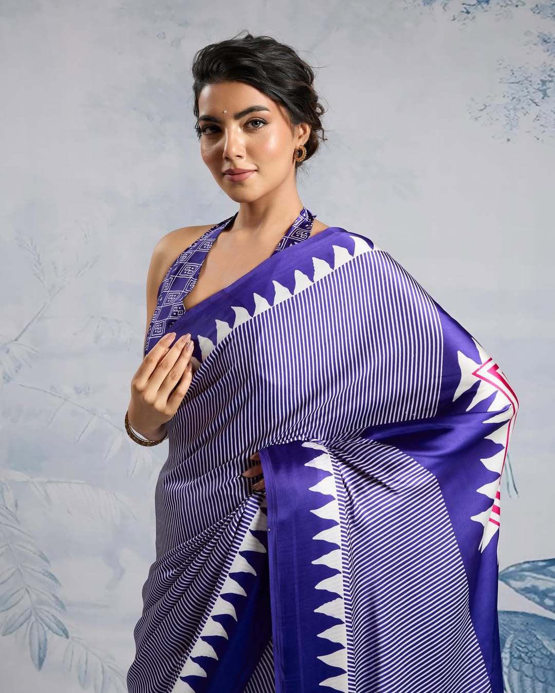 Women Royal Traditional Saree with Elegant Geometric Print