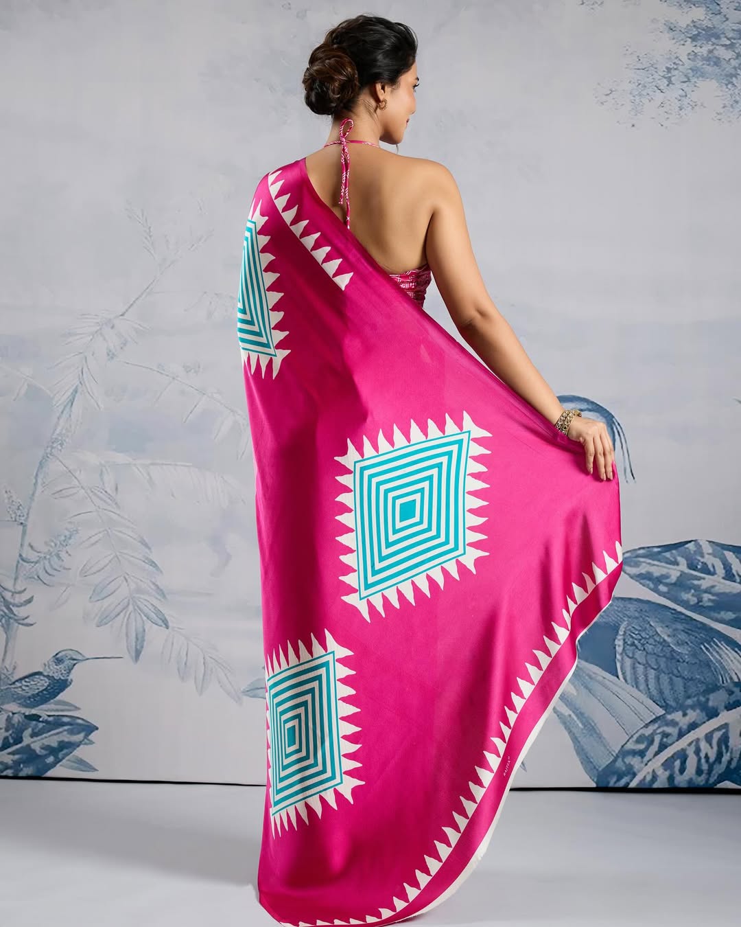 Women Royal Traditional Saree with Elegant Geometric Print