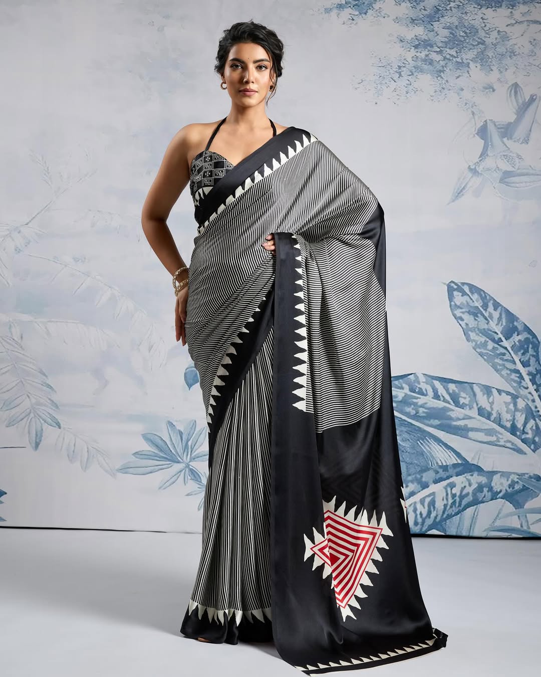 Women Royal Traditional Saree with Elegant Geometric Print