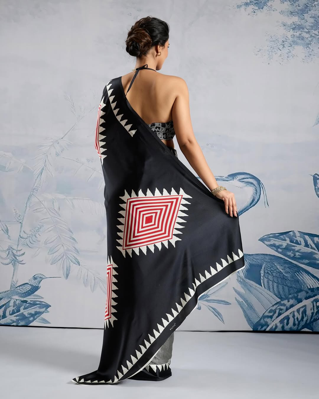 Women Royal Traditional Saree with Elegant Geometric Print