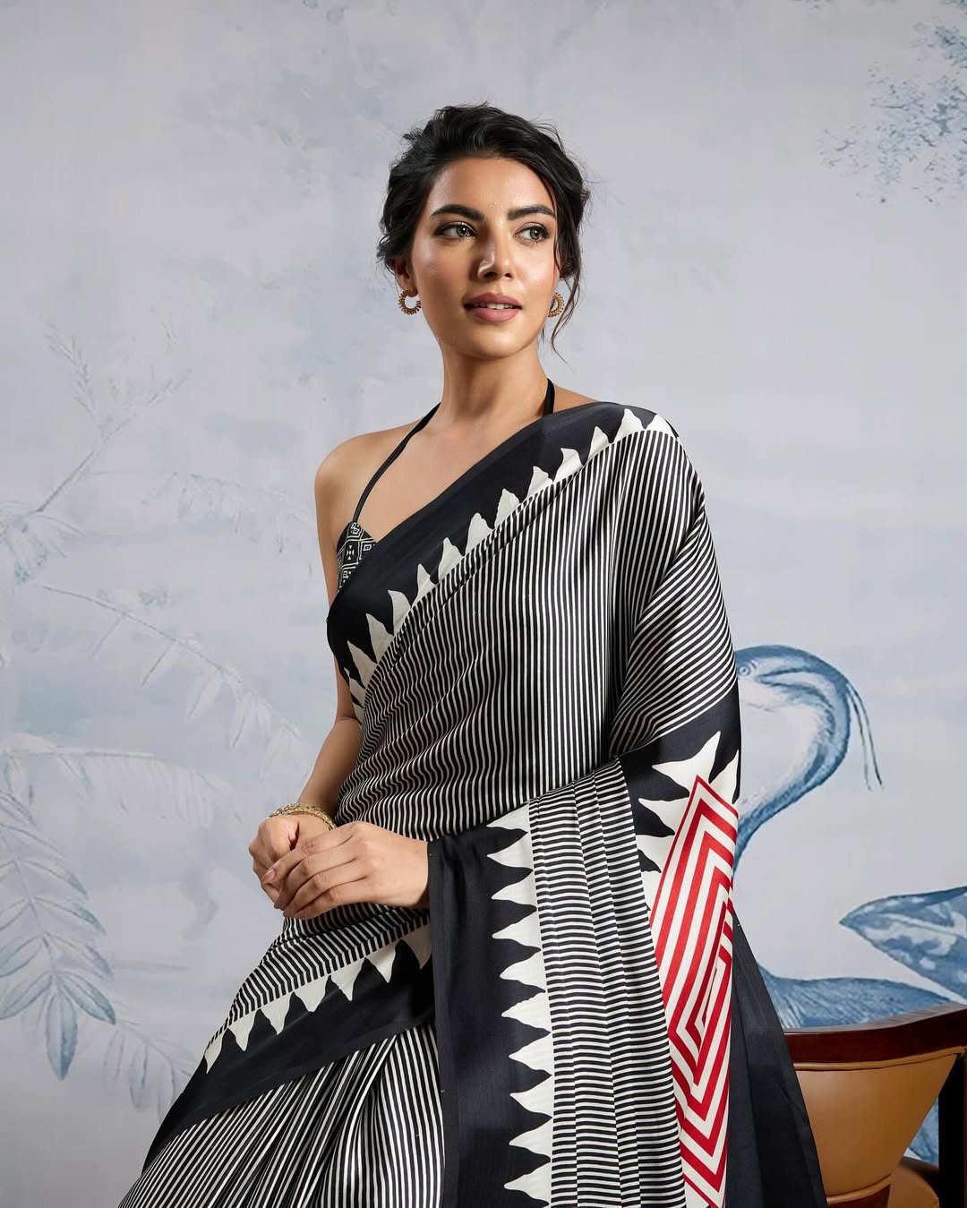 Women Royal Traditional Saree with Elegant Geometric Print