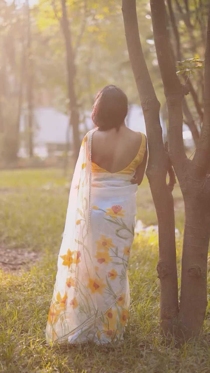 White Floral Printed Saree With Elegant Summer Ethnic Look